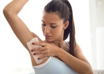 Ketiak Hitam, Salah Siapa? Antara Pisau Cukur, Skin Barrier, dan Obsesi Kita pada Ketiak Mulus