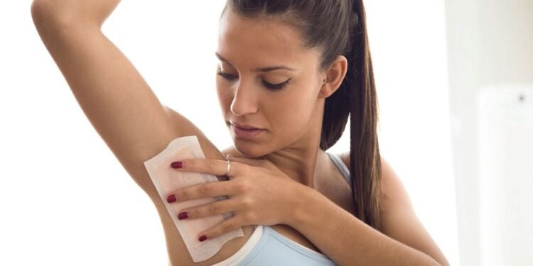 Ketiak Hitam, Salah Siapa? Antara Pisau Cukur, Skin Barrier, dan Obsesi Kita pada Ketiak Mulus