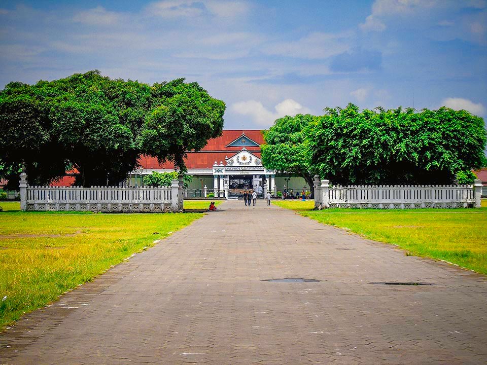 Kraton dan Negara: Antara Simbol Budaya dan Bayangan Kekuasaan