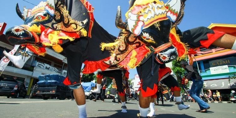 Bantengan: Ketika Banteng Menari, Magi dan Maskulinitas Mojokerto Bertemu di Panggung Rakyat