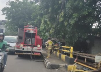 Gang Siluman Terbakar: Warga Panik, Api Melahap Rumah di Tengah Gang Sempit!