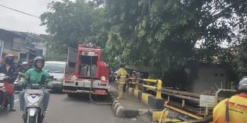 Gang Siluman Terbakar: Warga Panik, Api Melahap Rumah di Tengah Gang Sempit!