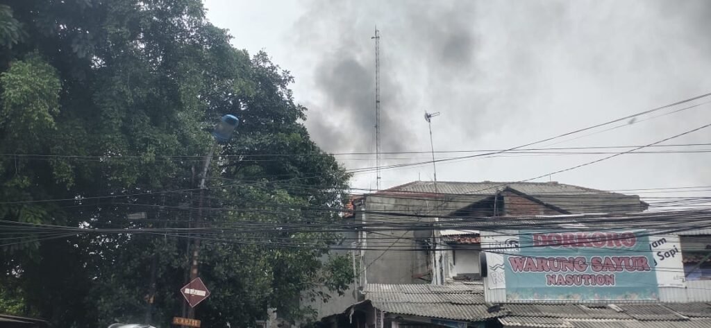 Gang Siluman Terbakar: Warga Panik, Api Melahap Rumah di Tengah Gang Sempit!