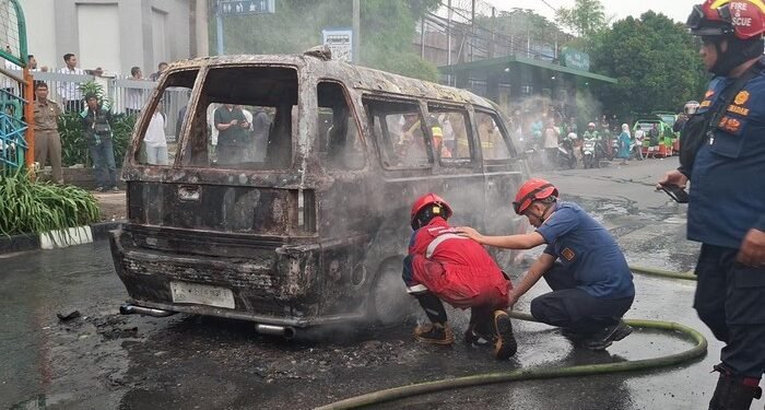 Angkot Terbakar di Dekat Stasiun Bogor, Sopir Luka Bakar dan Lalu Lintas Macet