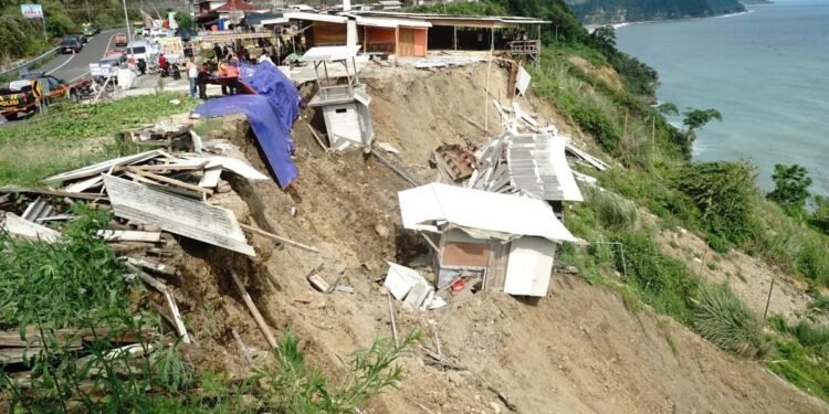 Ketika Tanah Turun Bersama Harapan: Ironi Pembangunan di Pantai Sine