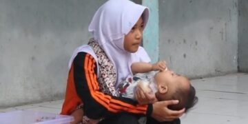 Zulfa dan Berat yang Tak Terlihat: Cerita di Balik Gendongan, Sekolah, dan Harapan