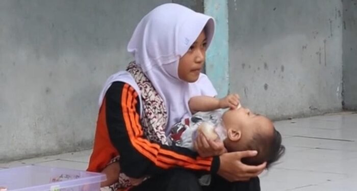 Zulfa dan Berat yang Tak Terlihat: Cerita di Balik Gendongan, Sekolah, dan Harapan