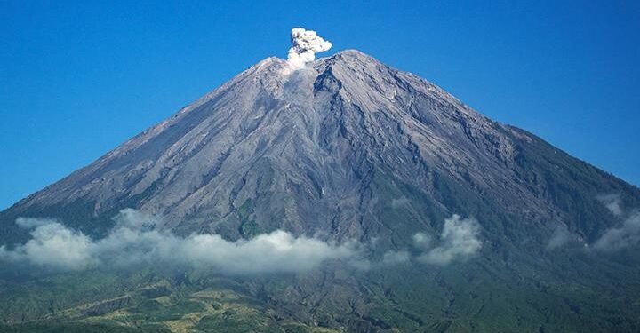 Setelah Merapi, Semeru Ikut Merintih: Erupsi Delapan Kali Mengoyak Jawa