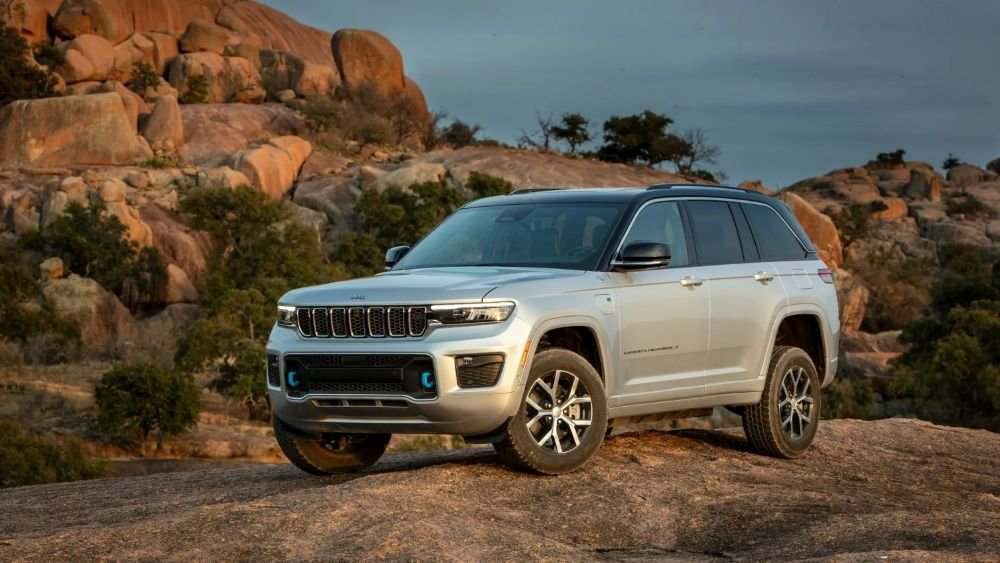 JEEP HYBRID NGAMBEK MASSAL: Ketika Mobil Masa Depan Tersedak… Pasir?