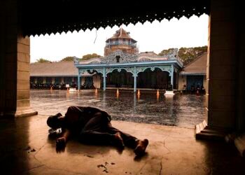 Ketika Rakyat Terlelap di Seberang Istana