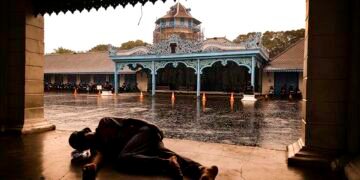 Ketika Rakyat Terlelap di Seberang Istana