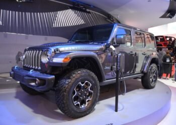 JEEP HYBRID NGAMBEK MASSAL: Ketika Mobil Masa Depan Tersedak… Pasir?