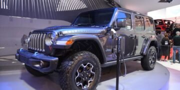 JEEP HYBRID NGAMBEK MASSAL: Ketika Mobil Masa Depan Tersedak… Pasir?