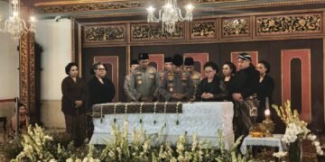 Kapolri Melayat Raja Solo: Hormat Terakhir untuk Sang Penjaga Tradisi