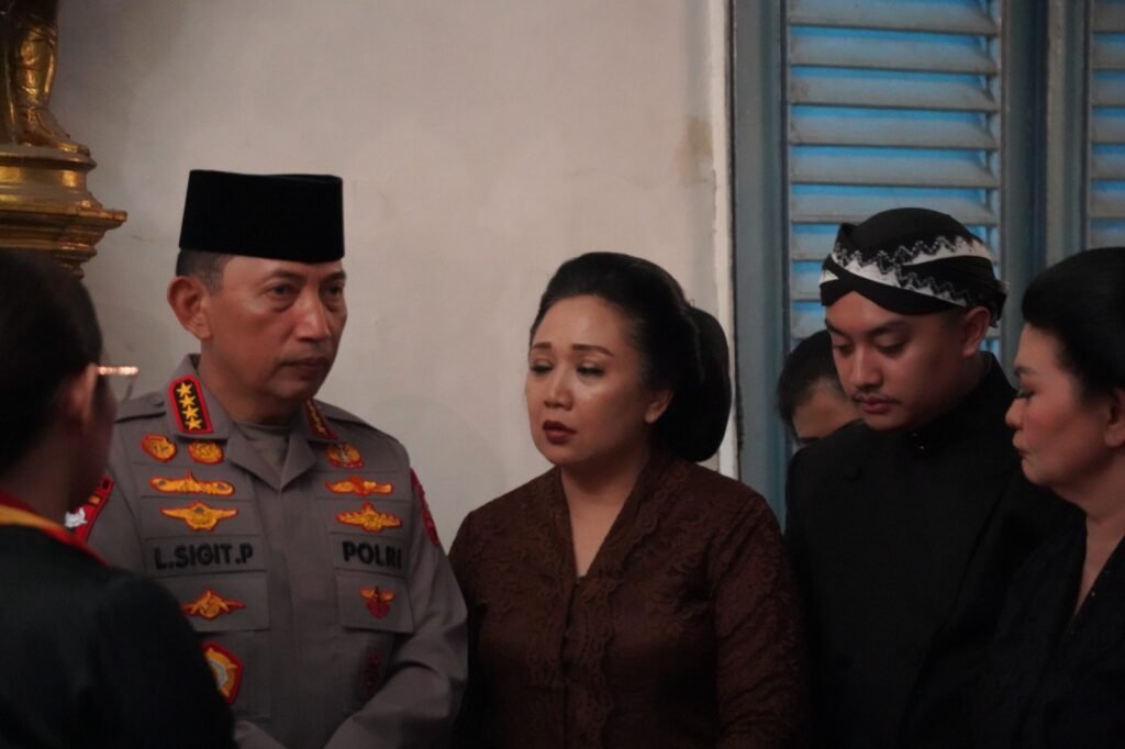 Kapolri Melayat Raja Solo: Hormat Terakhir untuk Sang Penjaga Tradisi