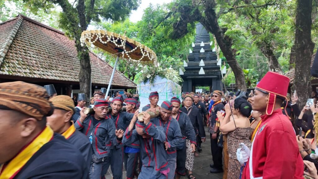 Jenazah PB XIII Tiba di Imogiri: Tangis, Doa, dan Sejarah yang Ikut Dimakamkan