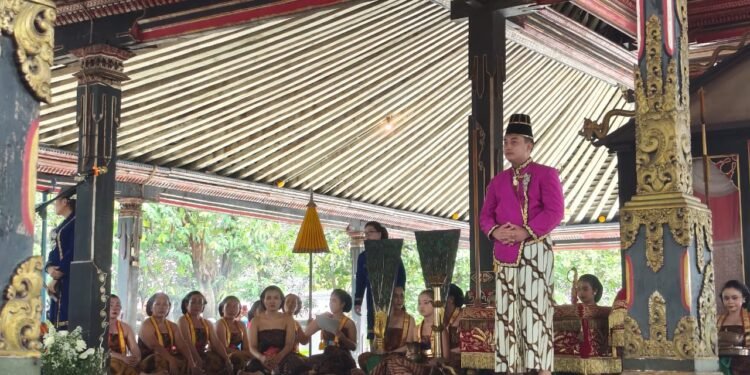 Upacara Jumenengan Dalem: Pakoe Boewono XIV Resmi Naik Takhta Keraton Kasunanan Surakarta