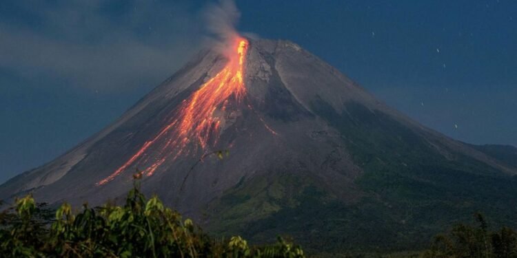 Merapi Berduka, Enam Kali Muntahkan Awan Panas, Radius Bahaya Diperluas
