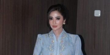 Dewi Persik dan Doa di Balik Seragam