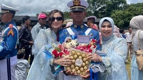 Dewi Persik dan Doa di Balik Seragam