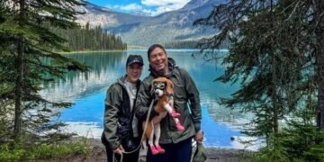 Bertiga ke Dunia: Pasangan Singapura yang Keliling Eropa Bareng Seekor Beagle