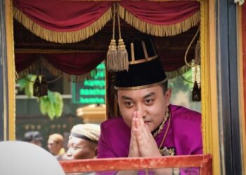 Pakoe Boewono XIV Menyapa Warga: Solo Bergemuruh Sambut Raja Muda