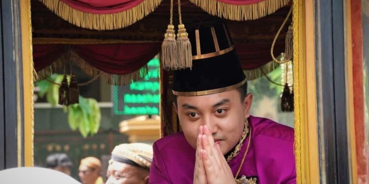 Pakoe Boewono XIV Menyapa Warga: Solo Bergemuruh Sambut Raja Muda