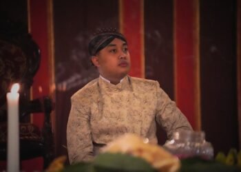 Sunyi di Balik Mahkota