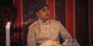 Sunyi di Balik Mahkota