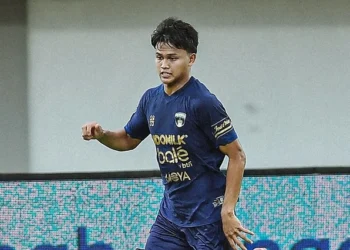 Hokky Caraka tampil penuh determinasi bersama Persita Tangerang dalam laga Super League 25/26. (Foto: Instagram/@persita.official)