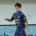 Hokky Caraka tampil penuh determinasi bersama Persita Tangerang dalam laga Super League 25/26. (Foto: Instagram/@persita.official)