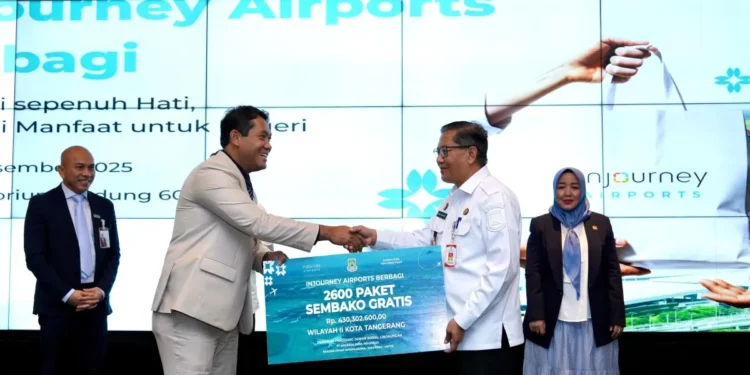 Jelang Nataru, Bandara Soetta Bagikan Ribuan Paket Sembako
