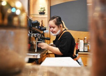 Kesetaraan di Meja Kopi: Nabila Barista Difabel Menginspirasi