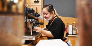 Kesetaraan di Meja Kopi: Nabila Barista Difabel Menginspirasi