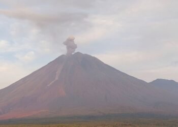 Semeru Meletus Lagi, Abu 900 Meter Menggantung di Atas Jawa Timur