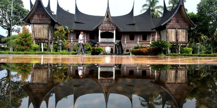 Mengenal Rumah Gadang: Arsitektur, Identitas, dan Ketahanan Orang Minangkabau