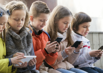 Dilarang Pegang Ponsel Generasi Z Dipaksa Waras oleh Negara