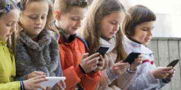 Dilarang Pegang Ponsel Generasi Z Dipaksa Waras oleh Negara