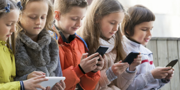 Dilarang Pegang Ponsel Generasi Z Dipaksa Waras oleh Negara