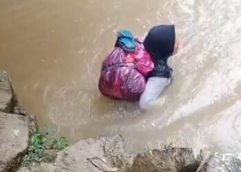 Kisah Dona: Dedikasi Bidan Pelosok di Sungai Batang Pasaman