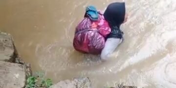 Kisah Dona: Dedikasi Bidan Pelosok di Sungai Batang Pasaman
