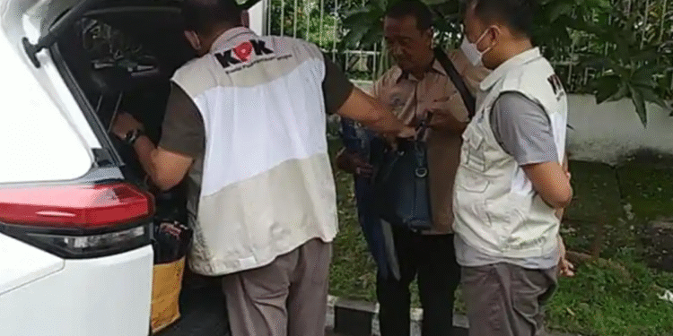 KPK Temukan Senjata Api di Kantor Kontraktor Kasus Suap Ponorogo