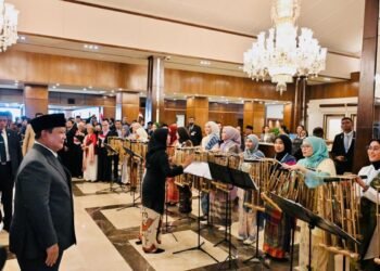 Diaspora RI di Pakistan Sambut Prabowo dengan Angklung
