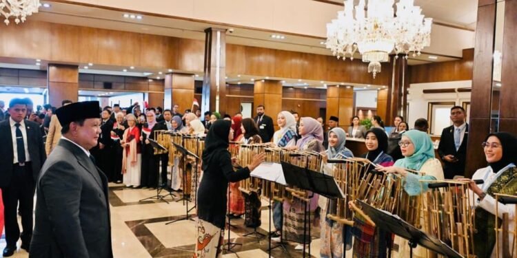 Diaspora RI di Pakistan Sambut Prabowo dengan Angklung
