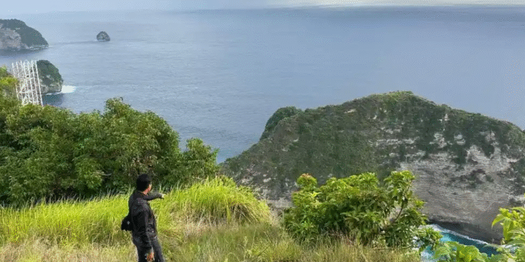 Polisi Buru WNA Pemeran Video Asusila di Pantai Kelingking, Bali