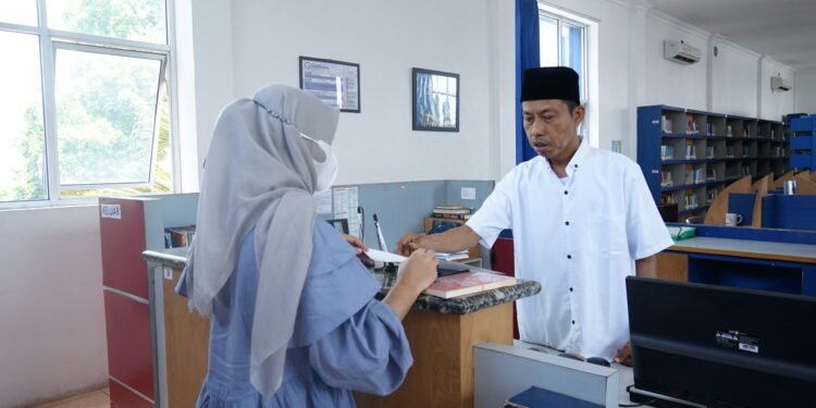 Dari Tukang Kebun ke Dosen: Jalan Panjang Mbah Saring