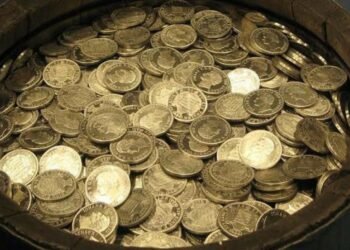 HUJAN, TANAH, KOIN-KOIN MENGAJARKAN KITA MEMBACA WAKTU