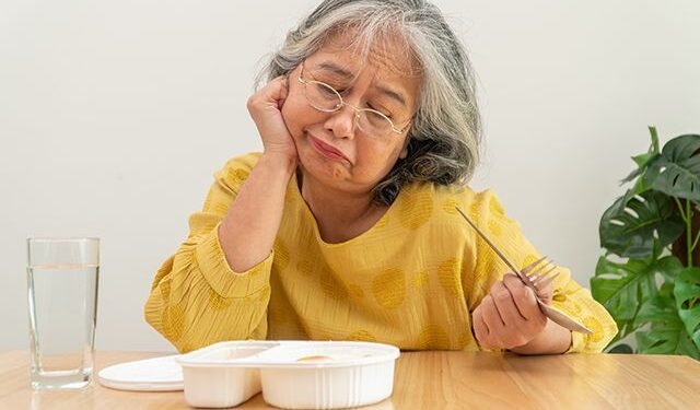 Lansia Ogah Makan, Keluarga Panik Apa yang Sebenarnya Terjadi?