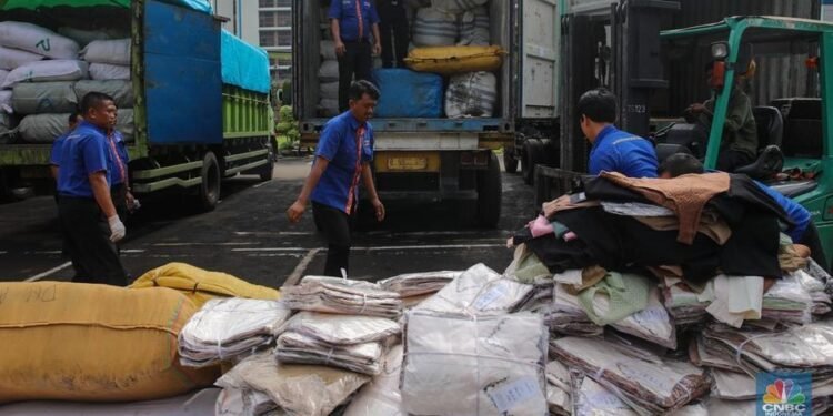 Bea Cukai Grebek 3 Kontainer Baju Ilegal Modus Lama, Nyali Baru
