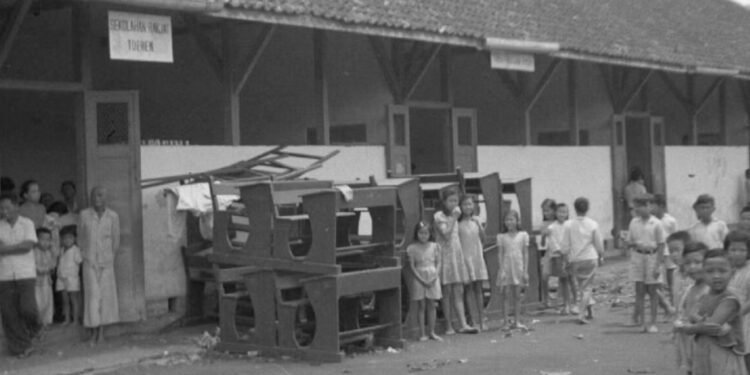 Dari Kolonial ke Modern: Jejak Sekolah Rakyat